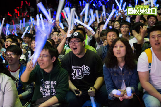 LPL解说瞳夕虎牙传奇杯晒照：今天继续见