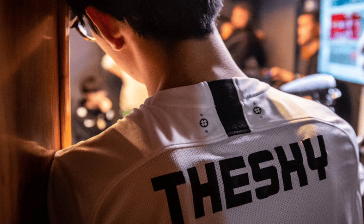 Uzi夏季赛复出后，分别使用了五个不同的英雄砍下五个MVP