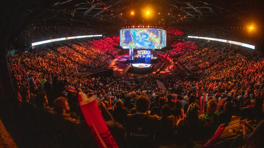 Royal Never Give Up 官方推特：我们离破产还远着呢。拿个假奖杯总比一无所有好吧？